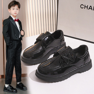 Chaussures habillées pour garçons en cuir PU noir de style coréen, à semelle souple, avec fermeture velcro et surface brillante, pour étudiants, vente en gros - Product Image 2