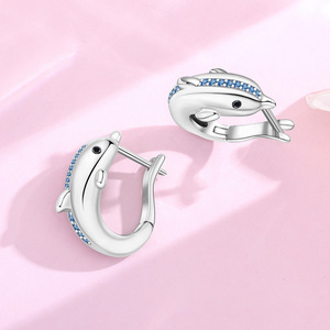 Nuevos pendientes/argollas de cobre blanco con diseño de delfín azul, diseño original y exclusivo, modernos y versátiles. - Product Image 4