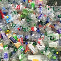 Recyclage des déchets plastiques post-consommation écologiques, flocons de bouteilles en plastique