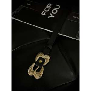 Cinturón de Cuero Fiori Dorado con Doble Hebilla, Accesorio Casual para Mujer, Talla Estándar - Product Image 2