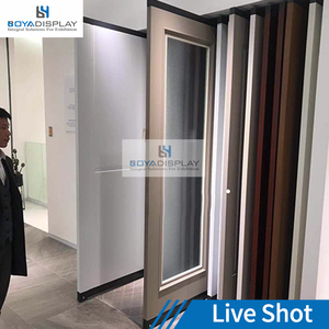 Exhibidor de Pie con Marco Metálico Personalizado, con Ranura Extraíble para Uso en Ventanas, Diseño Convencional con Asa - Product Image 4