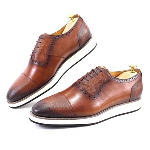 รองเท้าหนังแท้สำหรับผู้ชายแบบ Oxford หัวปิด แต่งลาย Brogue แบบผูกเชือก ขัดเงาด้วยมือ สองสี รองเท้าลำลองแบบมีเชือกผูก พื้นยางหนา - Product Image 5