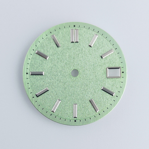 Reloj con logotipo personalizado con esfera de latón de 28,5mm con fecha luminosa Movimiento NH35 Ajuste de lijado estéril - Product Image 5