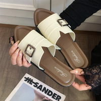 Sandales plates - un style estival tendance, imprimé floral de petite taille à la française, sandales de plage rétro monobloc.