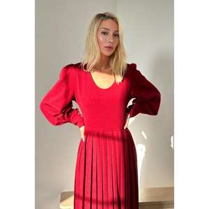 Vestido casual de cuello redondo color borgoña con falda plisada y cintura natural, ideal para fiestas, de tela tejida y lavable. - Product Image 2