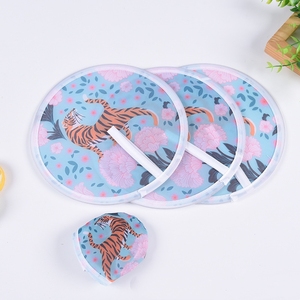 Ventilador plegable de mano redondo con disco volador colorido impreso personalizado con bolsa Disco volador plegable Logotipo personalizado con bolsillo - Product Image 2