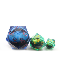 Grand Jumbo D20 RPG Dice 50mm Blue Dragon Eye Inclusion avec bord tranchant et matériau en résine à inclusion liquide unique