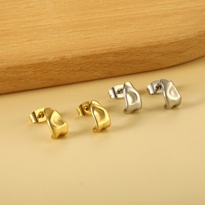 Pendientes de Aro Geométricos en Forma de C Irregulares y Modernos, de Acero Inoxidable Chapado en Oro PVD de 18K, para Mujer - Product Image 5