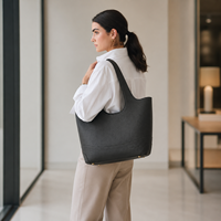 Tas Tote Besar Kulit Vegan Hitam Bertekstur dengan Logo Kustom Produsen, Dompet dan Tas Tangan untuk Wanita, Cocok untuk Kerja, Kantor, Perjalanan, dan Penggunaan Sehari-hari