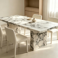 Table à manger rectangulaire moderne en marbre Calacatta à base cannelée, idéale pour un espace à manger contemporain