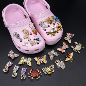 Personalizada perla arco zapato encanto lujo zapato encanto acrílico Metal Popular venta al por mayor zuecos joyería accesorios <span class=keywords><strong>Cenicienta</strong></span> zapato encanto - Product Image 2