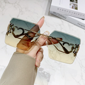 Nouvelles Lunettes de Soleil Sans Monture Grand Cadre Amincissant en Métal Style Amour Tendance Européenne et Américaine Protection UV400 Demi-Monture Femme - Product Image 2
