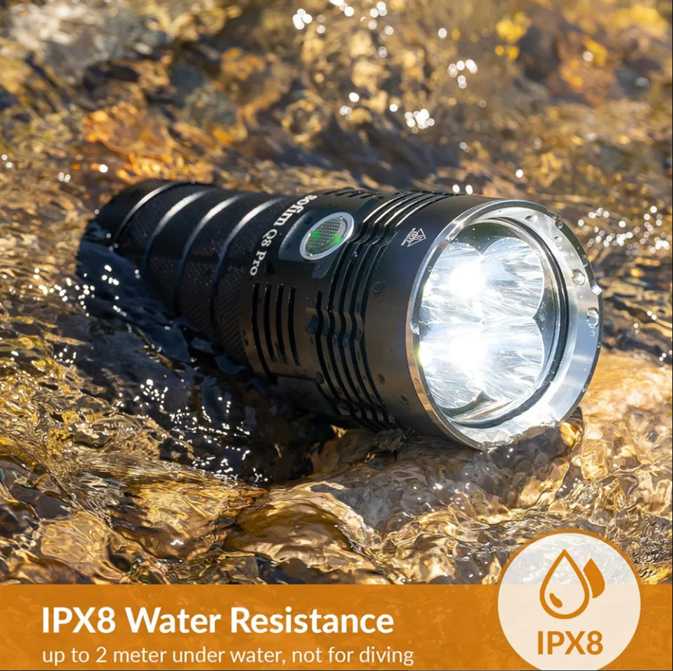 Q8 Pro 11000ルーメン充電式フラッシュライトIP68防水性