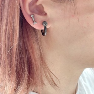 Pendientes Unisex Empress Dowager Vivienne con Letra Bolt, Estilo Punk Saturno, con Zirconia en Engaste de Bisel, Joyería de Aleación de Lujo Ligero y de Moda para Hombre - Product Image 4