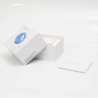 Boîte de papier cadeau pour accessoires électroniques recyclables avec logo personnalisé Base du couvercle supérieur et inférieur Couverture en terre céleste Impression en relief