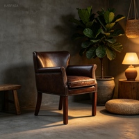 Fauteuil club vintage en cuir marron avec garniture cloutée, pieds en bois, chaise longue en cuir de vachette vieilli pour salon et salle de lecture