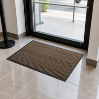 Tapis anti-salissures à canaux profonds et nervures pour attraper la boue, le sable et la saleté, idéal pour les fermes, les granges et les entrées utilitaires.