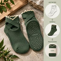 Chaussettes de yoga antidérapantes à revers croisés, couleur vert sauge et rose pâle, ajustement souple pour studio, production en gros, évaluation des illustrations, calibrage des tailles
