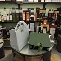 Boîte cadeau pliable recyclable personnalisée avec ruban Sacs en papier spéciaux pour emballage de parfum cadeau