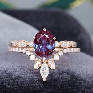 แหวนเงินแท้ 925 ประดับเพชร CZ ดีไซน์เรียบหรู ชุดแหวนอเล็กซานไดรต์ แหวนแต่งงานอเล็กซานไดรต์ - Product Image 1