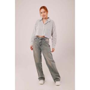 Camisa Corta a Rayas Blancas para Mujer Lustrin con Bolsillos - Blusa Elegante de Manga Corta en Mezcla de Algodón y Poliéster para Venta al Por Mayor - Product Image 2