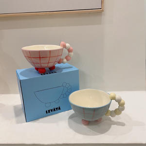 रचनात्मक फैशन बीड्स हाथ से चित्रित सिरेमिक कप एक व्यक्तिगत या जोड़े उपहार के रूप में जोड़े के लिए हाथ से बने पानी के कप - Product Image 3