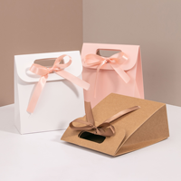 Luxuriöse Umweltfreundliche Giebeldach-Papierbox mit Gestanzten Griffen, Schleifenband und Individuellem Logo - Karton-Tragetasche für Boutique-Kleidung