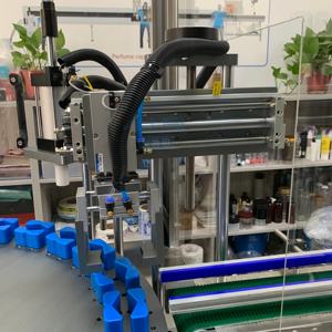 Machine de remplissage de parfum, machine de bouchage rotative automatique pour la production de parfums - Product Image 6