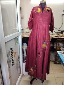 Robe longue décontractée d'été pour femme, en pur coton respirant, brodée de fleurs, style western, manches courtes, vente en gros pour boutiques de mode - Product Image 1