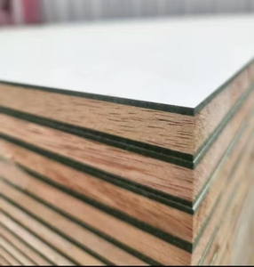 Tablero de bloque laminado de <span class=keywords><strong>melamina</strong></span> de 18mm/tablero de bloques <span class=keywords><strong>Color</strong></span> <span class=keywords><strong>madera</strong></span> blanca E0 E1 Pino Malaca Núcleo de álamo para muebles de gabinete Armario - Product Image 3