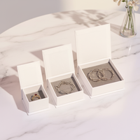 Boîte de rangement pour bijoux de style livre à fermeture magnétique avec logo personnalisé, plusieurs tailles pour bagues, boucles d'oreilles, colliers, bracelets