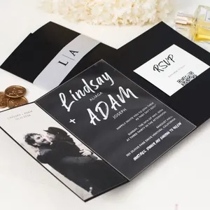 Luxusmodernes schwarz-und-weißes dreifach-falt-Taschen- und Bildeinsatz-Acryl-Ehezweinladungsset mit schwarzen Umschlägen