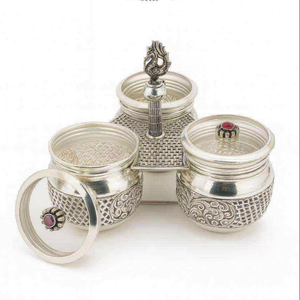 Juego de Recipientes para Pooja de Plata Pura 925, Cajas de Kumkum, Haldi y Chawal de Plata India Hechas a Mano para Rituales en el Templo del Hogar - Product Image 1