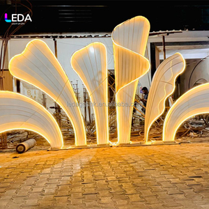 Fondo de escenario LEDA de nuevo diseño con grandes pétalos dorados para bodas en jardín - Product Image 2