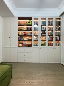 Librería Personalizada Elegante y Espaciosa con Iluminación LED y Puertas de Vidrio, Duradera y de Fácil Instalación para el Hogar Moderno, Oficina y Sala de Estar - Product Image 1