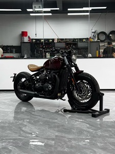 Moto d'occasion de marque rétro 1200 de couleur rouge, 1800 km, année 2020, design classique avec un look intemporel - Product Image 1