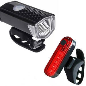 Kit d'éclairage de vélo résistant aux intempéries avec lampes LED avant et arrière pour une visibilité accrue et une autonomie de batterie longue durée - Product Image 1