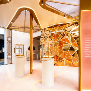 Vetrina in vetro lussuoso con cornice dorata, illuminazione LED, arco personalizzabile e resistente - Product Image 3