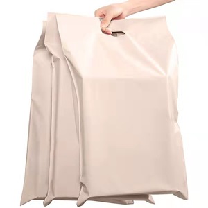 Bolsas de Correo de Plástico Minimalistas con Logotipo Personalizado, Bolsas de Correo de Poliéster Rosa con Asa, Bolsas de Correo Resistentes al Agua para Ropa - Product Image 4