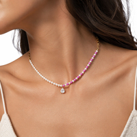 Collier élégant pour femme en acier plaqué PVD 18 carats avec perles d'eau douce, pierres colorées et pendentif goutte d'eau en zirconium, chaîne trombone