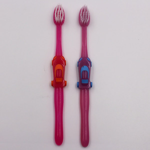 Cepillo de dientes de cerdas suaves con diseño de coche de dibujos animados para niños, cepillo de dientes manual de cabeza pequeña, diseño colorido MC-C203 - Product Image 3