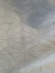 ผ้าไมโครไฟเบอร์โพลีเอสเตอร์ 100% ของจีน ยี่ห้อ <span class=keywords><strong>Toyobo</strong></span> ปี 2025 ผู้จัดจำหน่ายผ้าม้วน ลายปั๊มนูนสีขาว ผ้าปูที่นอนลายทาง 90GSM สำหรับโรงแรม - Product Image 1