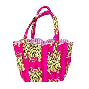 Bolso tote floral reversible acolchado personalizado de moda con patrón de ondas, bolso de compras con parte superior abierta, bolso de hombro ecológico para el mercado. - Product Image 1