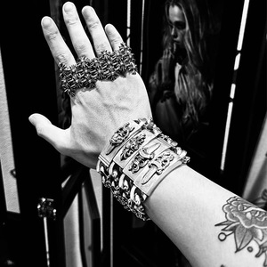 Pulsera Unisex Gruesa de Moda Hip Hop Rock con Cruz Punk Electrochapada, Flor Completa y Espada Distressed - Product Image 3