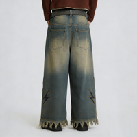 Jeans en denim droit pour hommes, broderie rivets, délavage effet pierre, patch éclair, ourlet effiloché, style streetwear tendance, vente en gros, direct usine