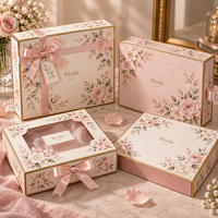 Boîte cadeau rectangulaire rigide en carton avec ruban imprimé floral, bordure dorée et logo personnalisé