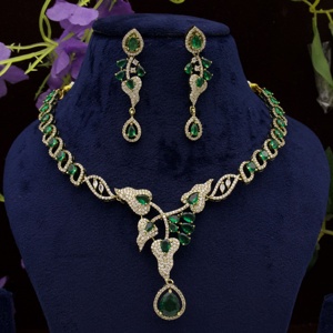 Ensemble collier pendentif élégant en laiton plaqué or antique avec chaîne torsadée et boucles d'oreilles assorties pour femme, idéal pour les fêtes - Product Image 3