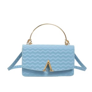 Sac à main tendance en PU haut de gamme pour <span class=keywords><strong>femme</strong></span> avec motif vague triangulaire inversé, sac à bandoulière décontracté et élégant pour le quotidien - Product Image 2