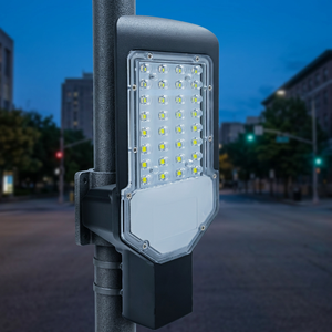 Lampadaire LED 36W à haut lumen, lampe de sécurité extérieure avec lentille optique intégrée pour l'éclairage des zones industrielles - Product Image 4