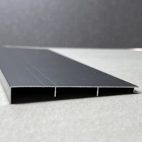 Plinthe en aluminium couleur champagne, surface brossée, finition intérieure